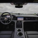 Es muss nicht immer ein Monster-Tablet sein: Das Cockpit passt sich gut ins Interieur sein