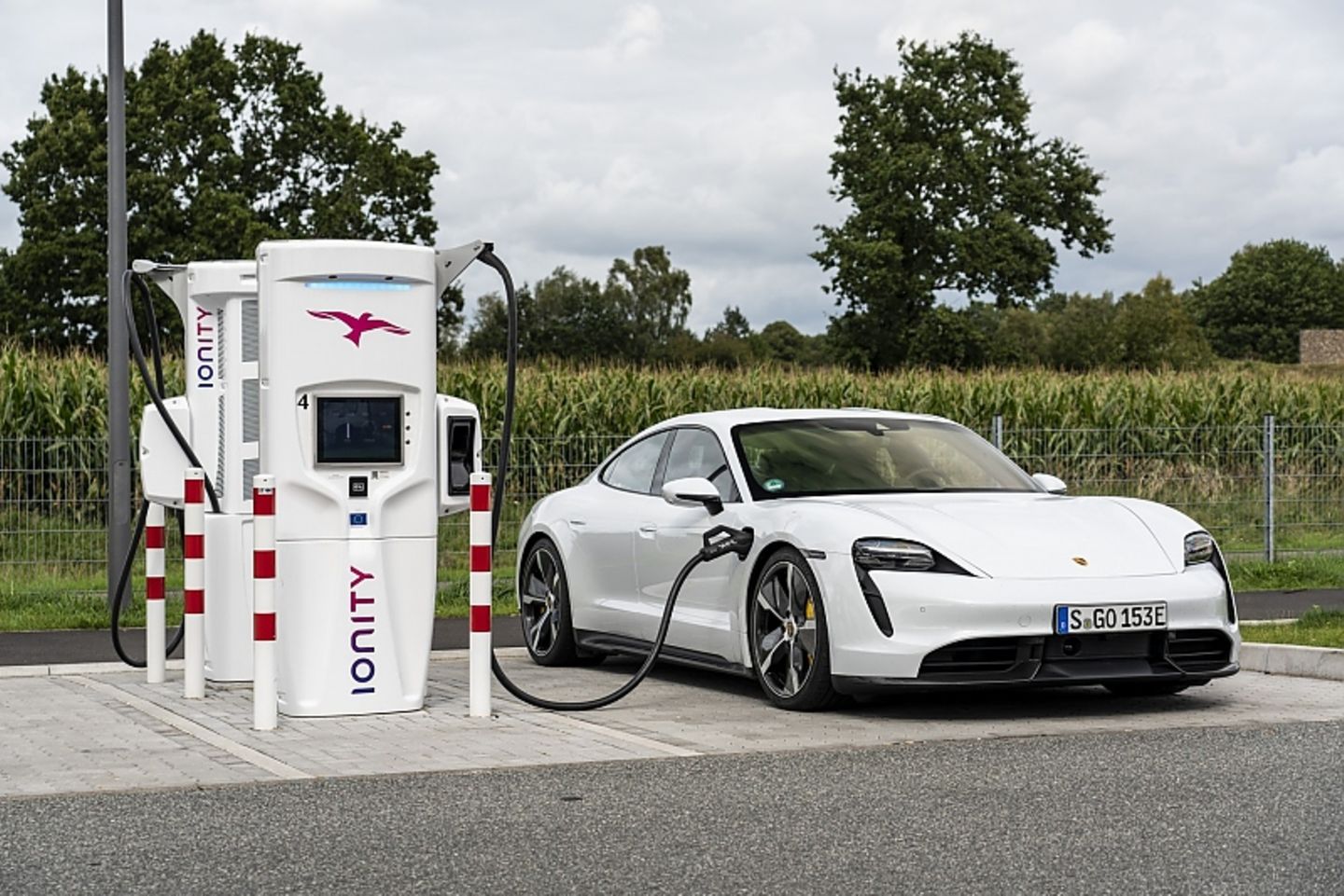 Aufgrund der Systemspannung von 800 Volt sind die Akkus mit der maximalen Ladeleistung von 270 Kilowatt innerhalb von 22,5 Minut