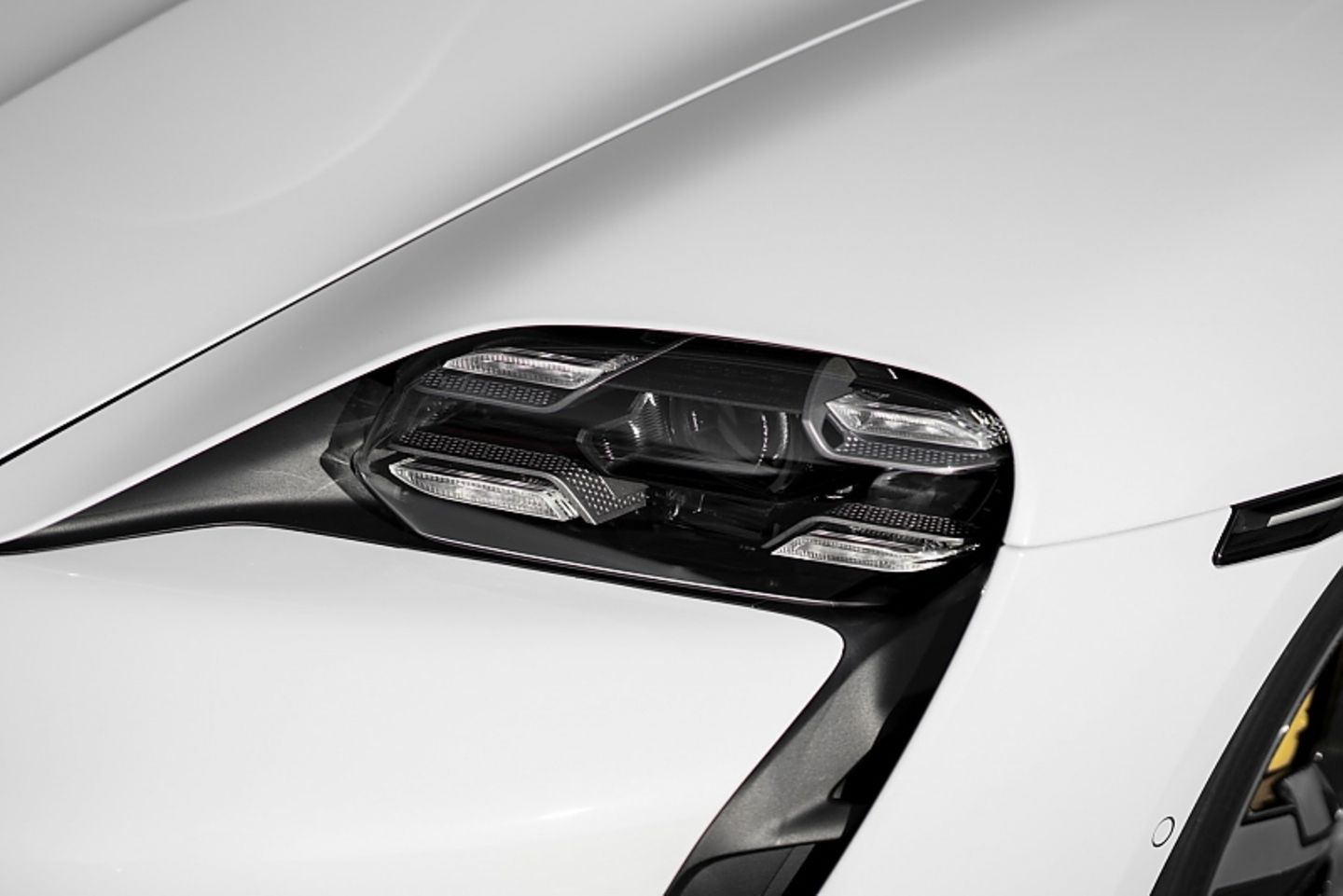 Die Scheinwerfer haben die typische Porsche-Vierpunkt Lichtgrafik