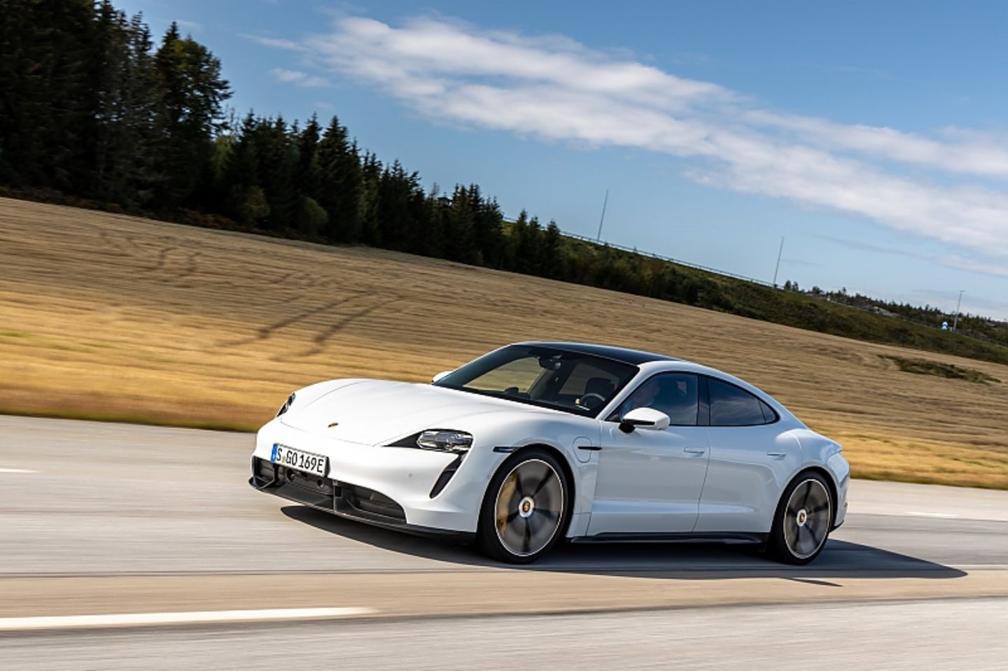 Nach 2,8 Sekunden erreicht der Porsche Taycan Turbo S 100 km/h