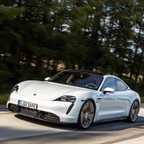 Aufgrund des Fahrwerks mit Dreikammer-Luftfedern kann man im Taycan auch komfortabel unterwegs sein