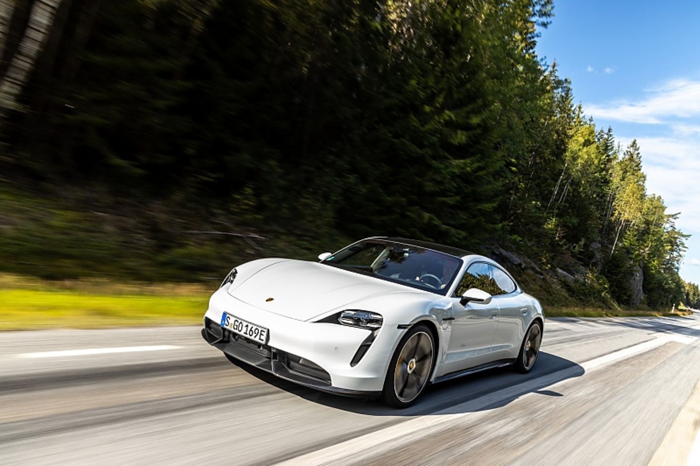 Im Fahrprogramm Sport Plus wird der Klang der beiden E-Maschinen moduliert