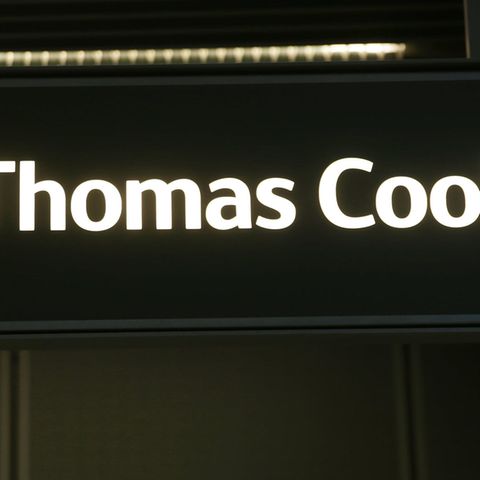 Der Name Thomas Cook steht an einem Schalter am Flughafen Düsseldorf