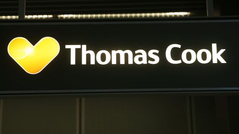 Der Name Thomas Cook steht an einem Schalter am Flughafen Düsseldorf