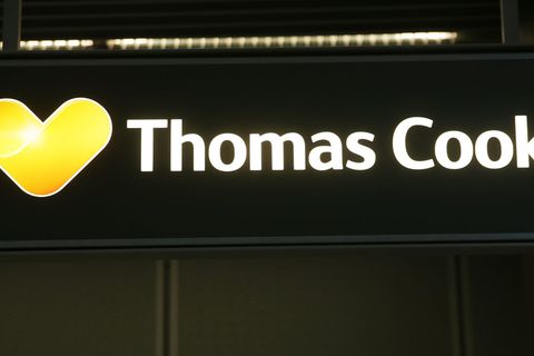 Der Name Thomas Cook steht an einem Schalter am Flughafen Düsseldorf