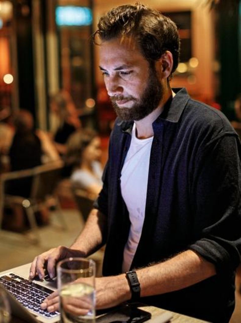 Journalist und Blogger Florian Schweitzer an seinem Laptop