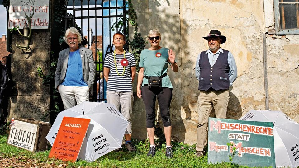 Gegenkundgebung am Schloss Kohfidisch | "Bergauf, Österreich", am 11. August 2019 in Kohfidisch im Burgenland, Österreich. Mit Sebastian Kurz, Altkanzler und Kanzlerkandidat der ÖVP für die Nationalratswahlen am 29. September 2019. Vor einer Rede von Sebastian Kurz demonstrieren Bürger