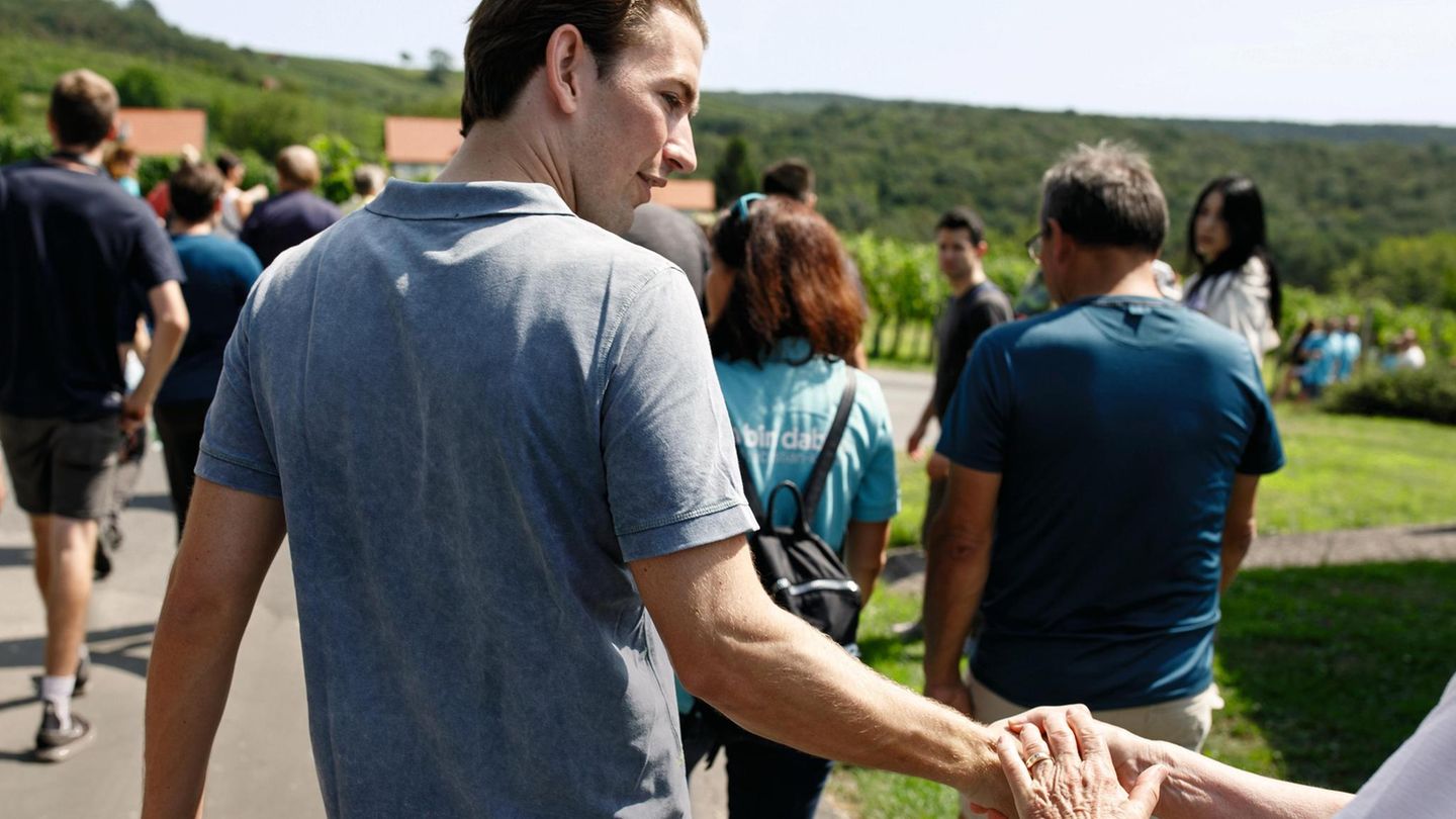 Sebastian Kurz mit Unterstützern auf einem Wanderweg