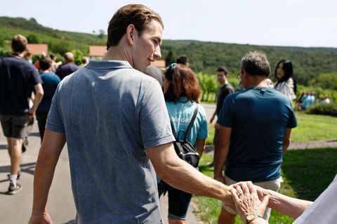 Sebastian Kurz mit Unterstützern auf einem Wanderweg