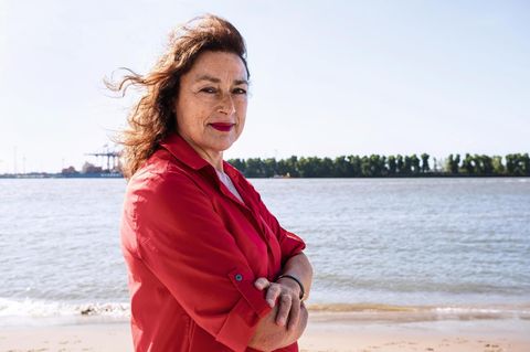 Monika Griefahn an der Elbe