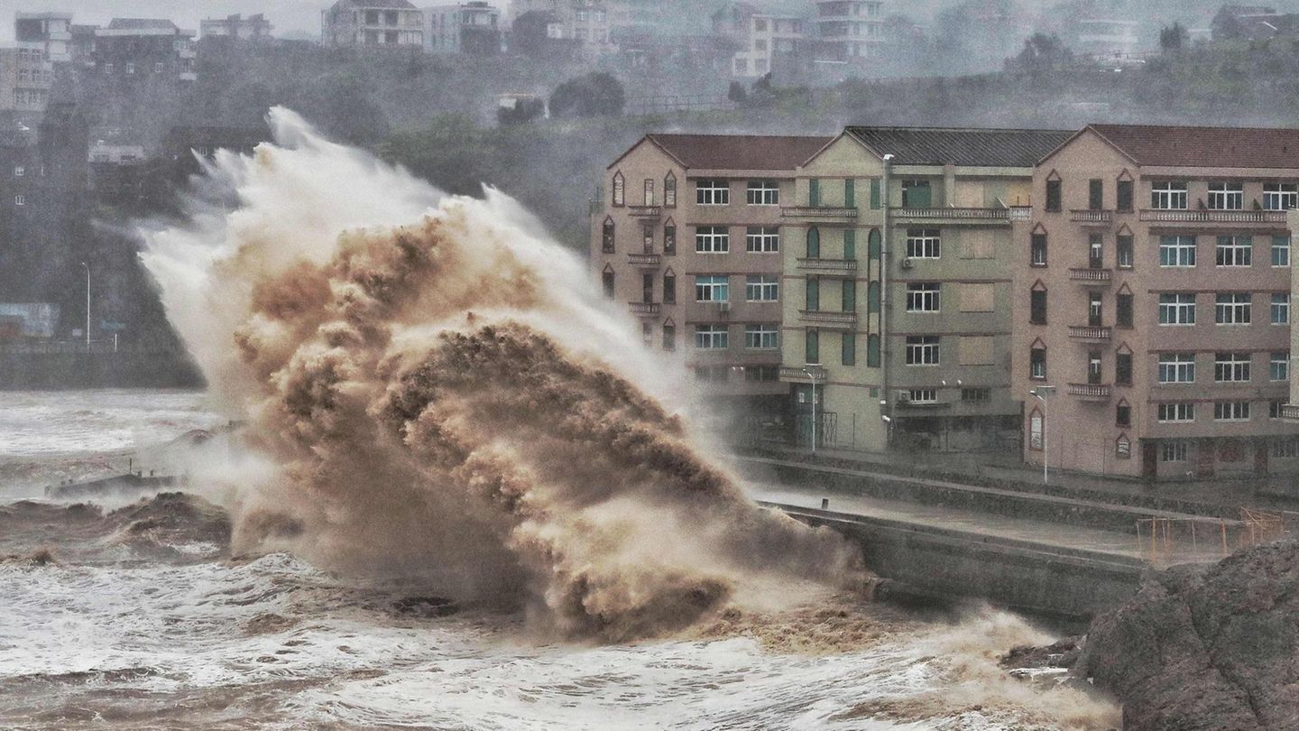Wellen knalle im August in der chinesischen Küstenstadt Taizhou an Land