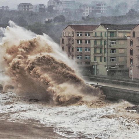 Wellen knalle im August in der chinesischen Küstenstadt Taizhou an Land