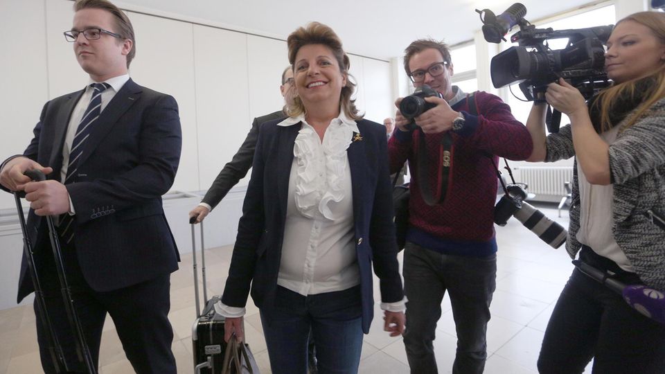 Babette Albrecht kommt  im Landgericht in Essen mit ihrem Anwalt an