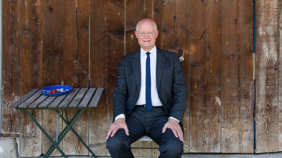 Coach Peter Modler sitzt auf einem Gartenstuhl Coach Peter Modler sitzt auf einem Gartenstuhl