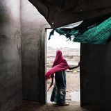 Dschamila in einem verlassenen Haus