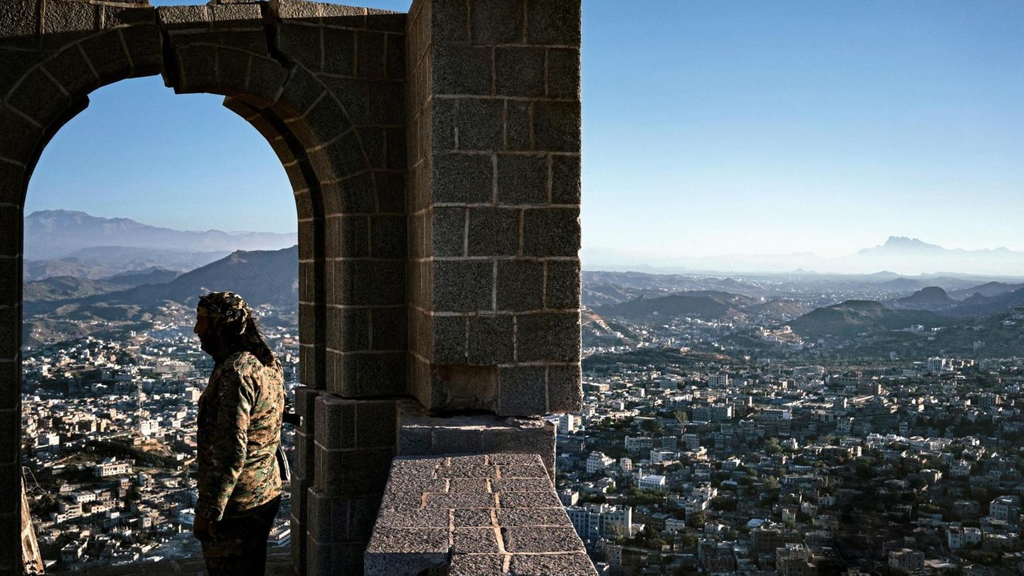 Ein Milizionär blickt über Taiz