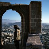 Ein Milizionär blickt über Taiz