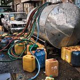 In Taiz füllen Frauen Wasser aus dem Tank ab