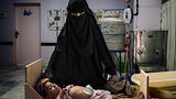 ​​​​​​​Fatima mit ihrer Tochter Nada im Krankenhaus von Aslam