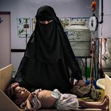 ​​​​​​​Fatima mit ihrer Tochter Nada im Krankenhaus von Aslam