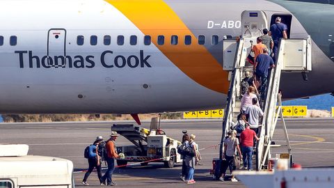  Passagiere besteigen am Flughafen von Kreta einen Jet der Condor, die zur Thomas Cook Airline Group gehört
