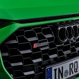 Der Kühlergrill hat schwarze Waben