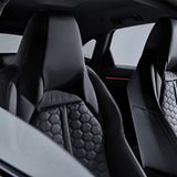 Die RS-Sportsitze in Feinnappa Leder mit RS spezifischerWabensteppung und integrierten Kopfstützen sind erstmals in der Q3-Fami