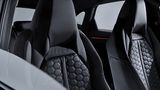 Die RS-Sportsitze in Feinnappa Leder mit RS spezifischerWabensteppung und integrierten Kopfstützen sind erstmals in der Q3-Fami