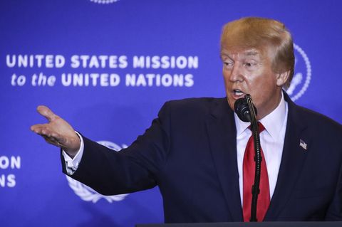 US-Präsident Donald Trump steht an einem Rednerpult bei der UN und gestikuliert beim Reden mit der rechten Hand
