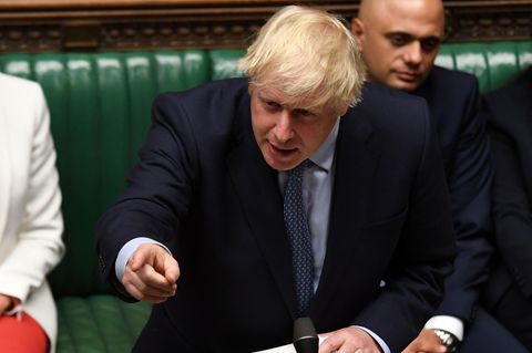 Der britische Premier Boris Johnson spricht im Parlament und zeigt dabei mit der rechten Hand auf einen Abgeordneten