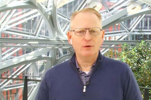 Echo Buds: Amazon-Manager stellt neue Kopfhörer vor - und gibt TV-Interview mit Apples AirPods