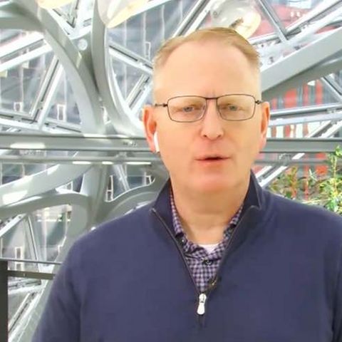 Echo Buds: Amazon-Manager stellt neue Kopfhörer vor - und gibt TV-Interview mit Apples AirPods