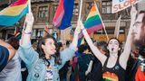 Sie feiern sich, die Liebe und die Freiheit und machen dabei so viel Lärm, dass die ganze Stadt es hört