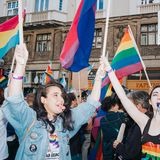 Sie feiern sich, die Liebe und die Freiheit und machen dabei so viel Lärm, dass die ganze Stadt es hört