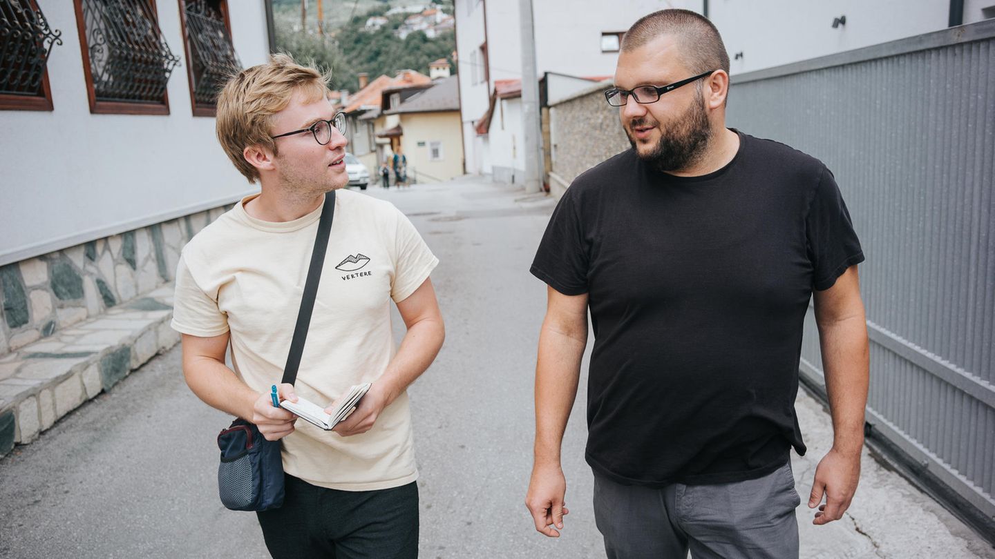 Reporter Freddy und Branko spazieren am Tag nach der Pride durch die Altstadt
