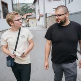 Reporter Freddy und Branko spazieren am Tag nach der Pride durch die Altstadt