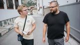 Reporter Freddy und Branko spazieren am Tag nach der Pride durch die Altstadt