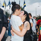 Dass sich zwei Frauen auf offener Straße küssen, geht nur hier, auf der Gay Pride. Im Alltag werden sie angefeindet, bespuckt, bepöbelt.