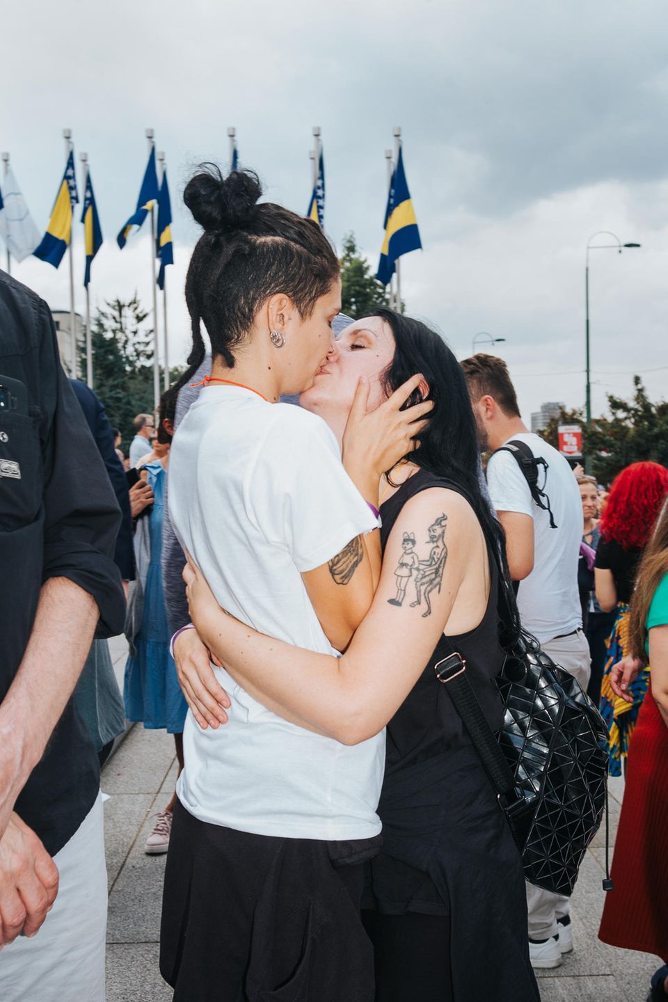 Dass sich zwei Frauen auf offener Straße küssen, geht nur hier, auf der Gay Pride. Im Alltag werden sie angefeindet, bespuckt, bepöbelt.