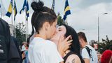 Dass sich zwei Frauen auf offener Straße küssen, geht nur hier, auf der Gay Pride. Im Alltag werden sie angefeindet, bespuckt, bepöbelt.