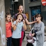 Diese vier waren Zeugen, als am Vortag der Protestmarsch gegen die Parade an ihnen vorüberzog