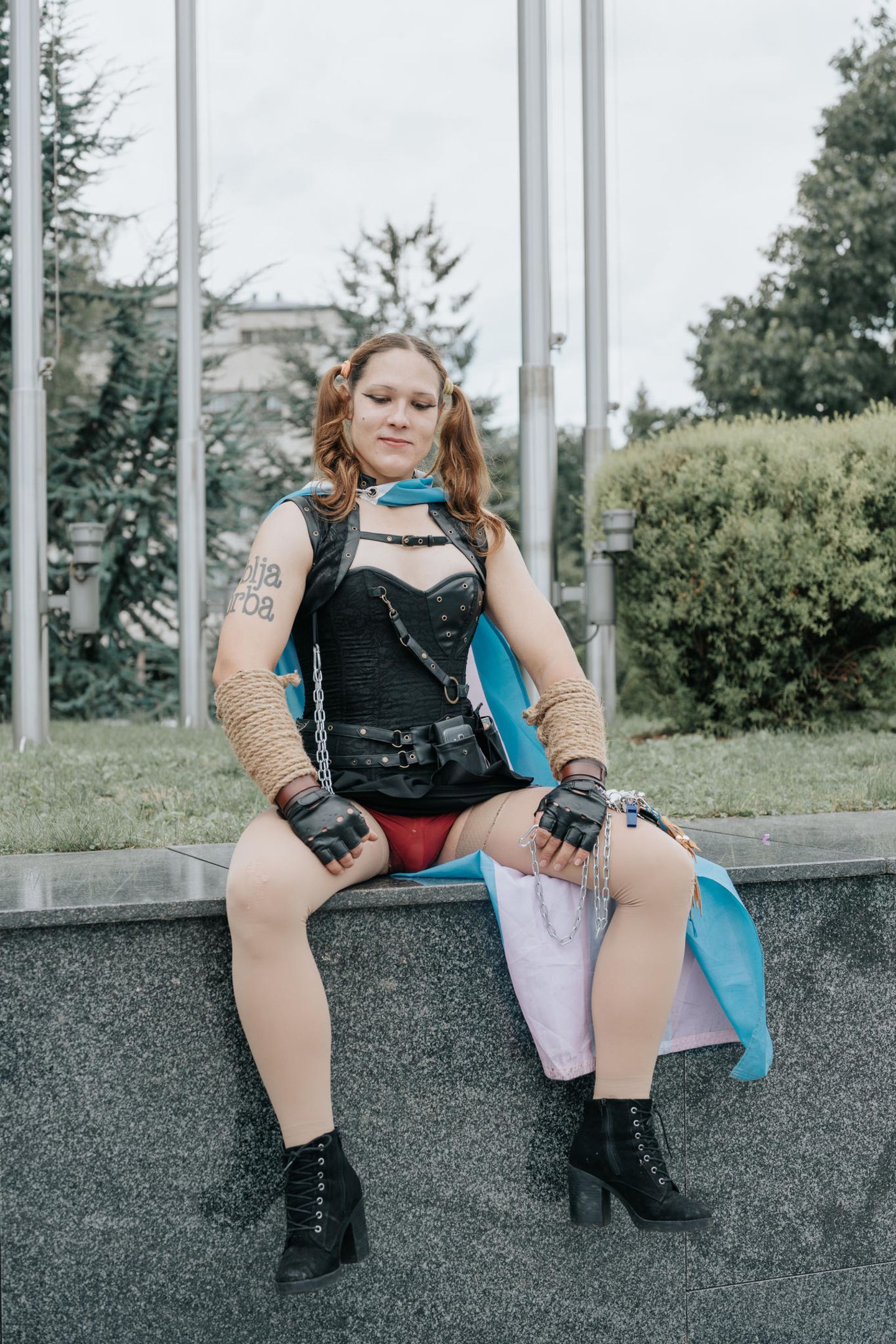 Elisabeth aus London hat die Transgenderflagge umgebunden 