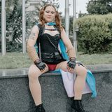 Elisabeth aus London hat die Transgenderflagge umgebunden 