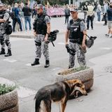 ... die zwei Kilometer lange Strecke der Veranstaltung ab, um Gegendemonstranten fernzuhalten