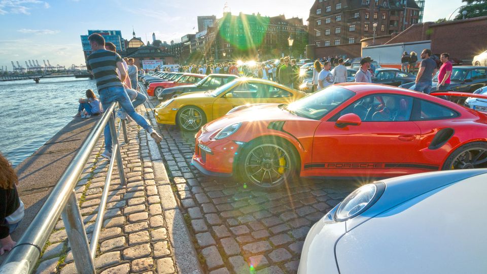 Anti-Klima-Gruppe: Die einen streiken fürs Klima, aber andere feieren ihr Auto, wie hier am Hamburger Fischmarkt. Die einen streiken fürs Klima, aber andere feieren ihr Auto, wie hier am Hamburger Fischmarkt.