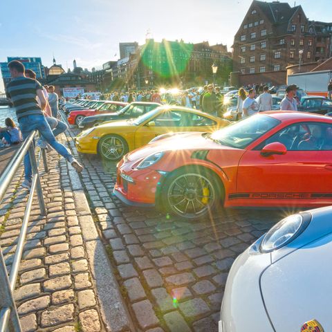 Die einen streiken fürs Klima, aber andere feieren ihr Auto, wie hier am Hamburger Fischmarkt.