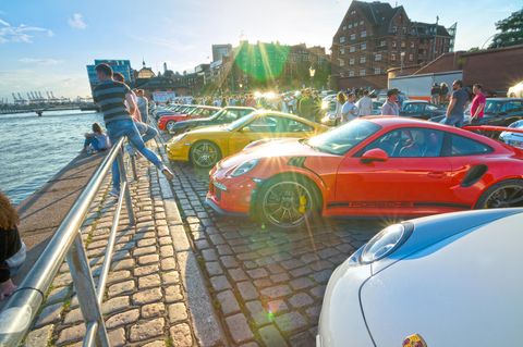 Die einen streiken fürs Klima, aber andere feieren ihr Auto, wie hier am Hamburger Fischmarkt.