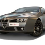 Alfa Romeo Brera  Eines muss man Alfa Romeo lassen: Sie hatten schon immer ein Händchen für gutes Design. Als man in Deutschland mit dem "Kastenwagen" Golf 1 herumfuhr, präsentierten die Italiener den gefälligen Alfasud. Und der erste Scirocco wirkte gegen den Alfasprint und erst recht gegen den GTV geradezu wie ein Biedermeier. Gut, die Südländer rosteten einem unter den Händen weg, sahen dabei aber blendend aus! Das mit dem Rost ist heute kein Thema mehr, doch klasse Optik blieb. Auch zehn Jahre nach seinem Produktionsende wirken der Brera und vor allem sein Cabrio-Ableger kaum gealtert. Auf dem Gebrauchtmarkt sind die schicken Alfas ab 7000 Euro zu haben.