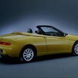 Alfa Romeo Spider 916  Spider-Fans bekamen Kammerflimmern als Alfa Romeo 1994 den Spider 916 vorstellte. Da hatte man sich gerade vom dem Schock des Gummi-Spoilers vom Vorgänger erholt und nun das: Keilform! Frontantrieb! Fiat-Motor! Nichts war heilig! Doch vielleicht gerade wegen seines jeder Harmonie spottenden Designs mauserte sich der 916 zu einem durchaus gefragten Youngtimer. 