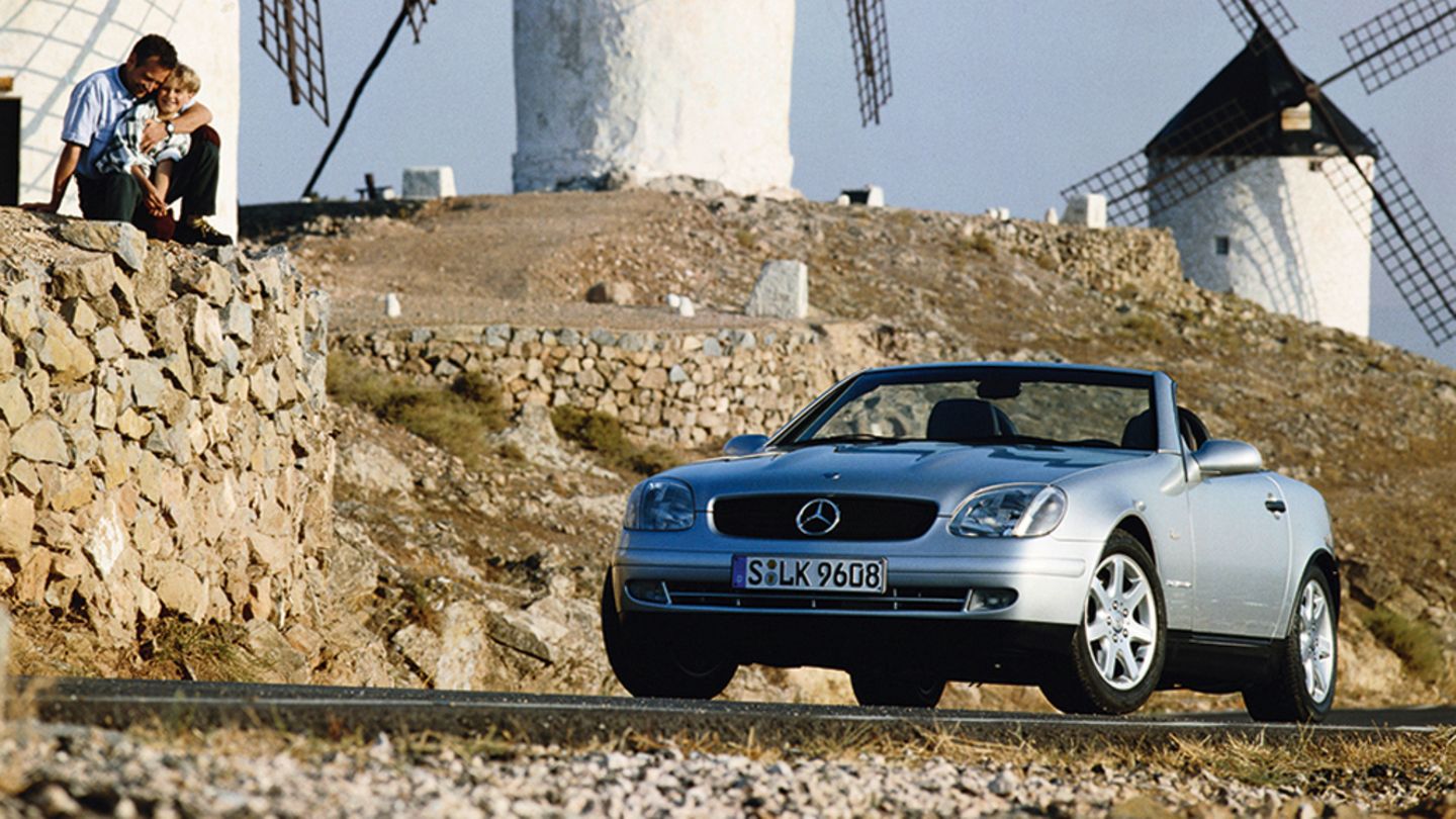 Classic Cars: Mercedes SLK R 170 Perfektes Timing: Wenige Monate nachdem BMW die Roadster-Ära mit dem Z3 erfolgreich wiederbelebte, stellte Mercedes seinen SLK vor. Das Auto macht als wendiges Freizeitauto auch heute noch eine gute Figur und ist mittlerweile günstig zu haben. Gut gepflegte R 170er mit Laufleistungen um die 100.000 Kilometer werden schon für 7000 Euro angeboten. Mercedes SLK R 170 Perfektes Timing: Wenige Monate nachdem BMW die Roadster-Ära mit dem Z3 erfolgreich wiederbelebte, stellte Mercedes seinen SLK vor. Das Auto macht als wendiges Freizeitauto auch heute noch eine gute Figur und ist mittlerweile günstig zu haben. Gut gepflegte R 170er mit Laufleistungen um die 100.000 Kilometer werden schon für 7000 Euro angeboten.